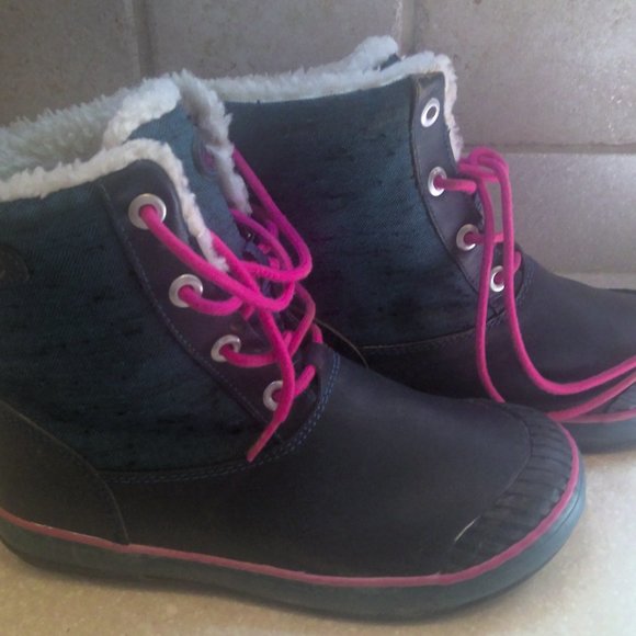 KEEN YOUTH OR WOMENS RUBBER BOOT SIZE 5